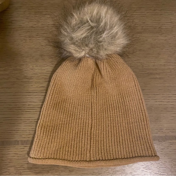 COPY - Aritzia Main Character Brown Women's Bubble Knit Pom Pom Beanie - Picture 2 of 4